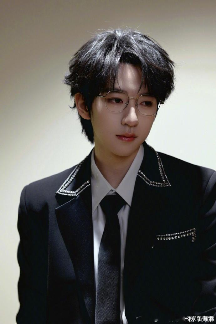 用0秒就爱上戴眼镜的贺峻霖贺峻霖魅力低音炮版晚上好  谁懂啊！贺峻霖戴眼镜也太绝
