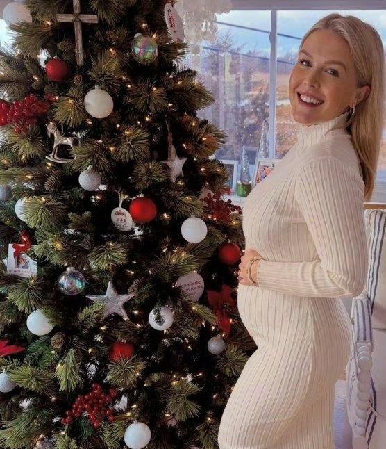 白宫发言人卡罗琳·莱维特刚刚宣布她怀孕了，怀的是个女孩，预产期在2026年5月。