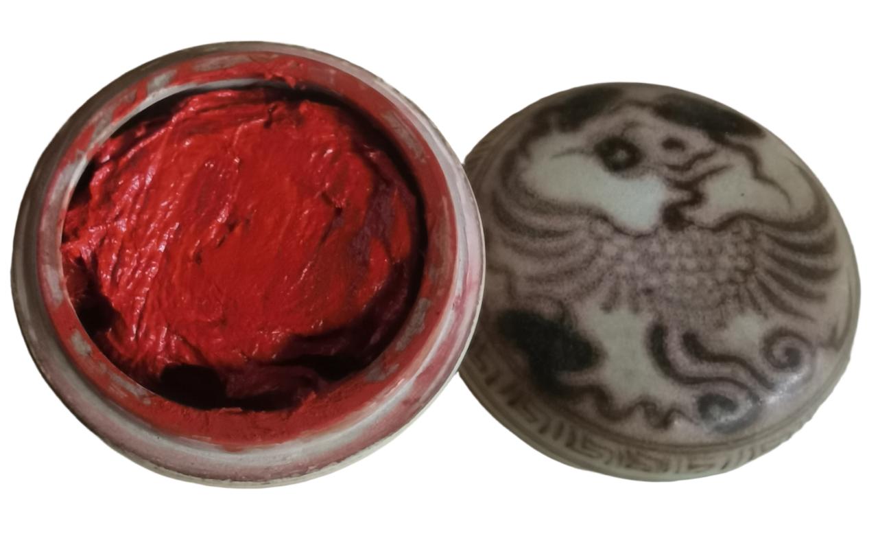 书画家所用的印泥成分

八宝印泥里玛瑙粉、珊瑚粉、珍珠粉、金箔，不作为红色颜料: