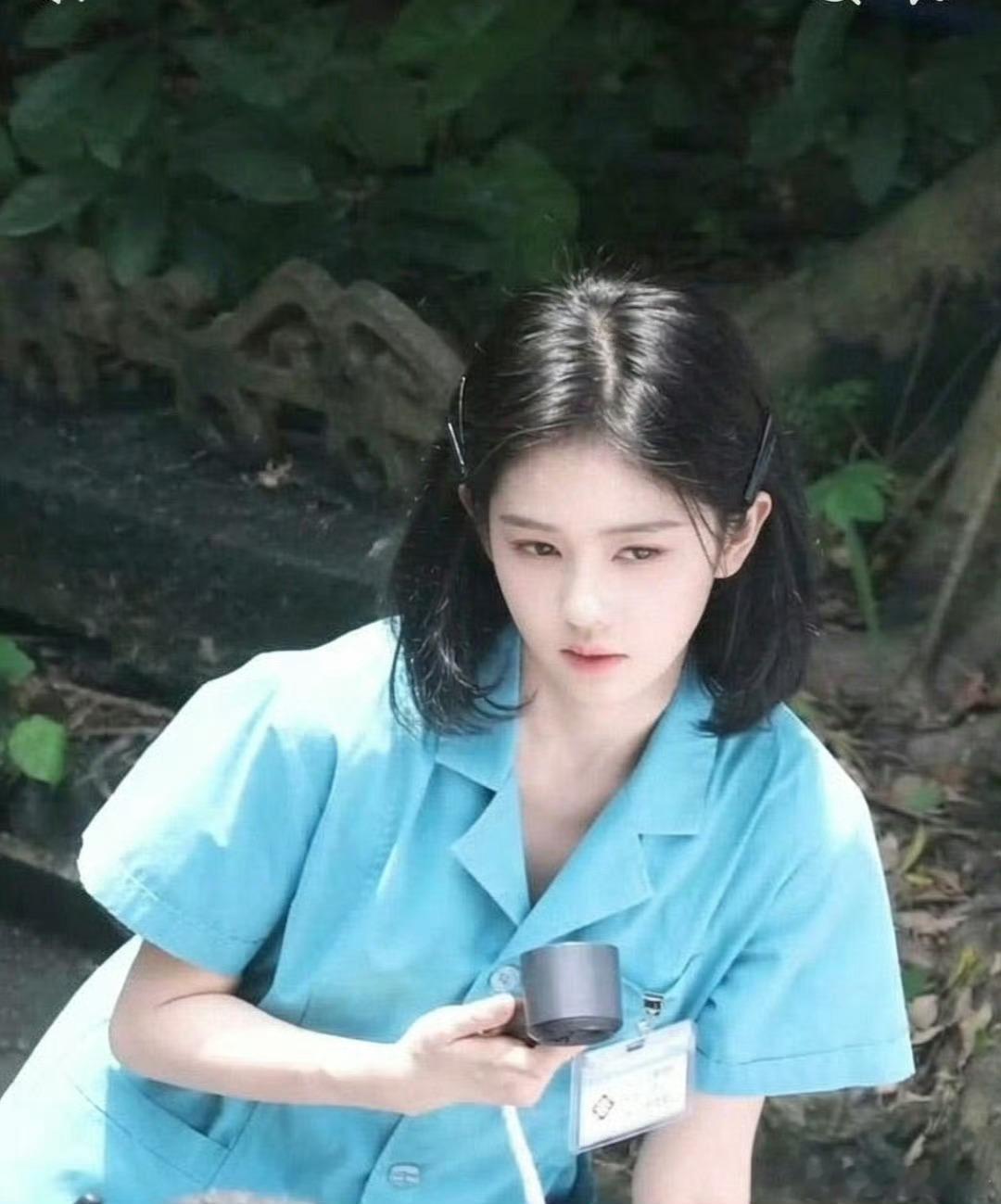 这样整不是挺好吗？挺有年代感的啊这应该是剧里的造型吧我看卡子是黑色的然后那种固定