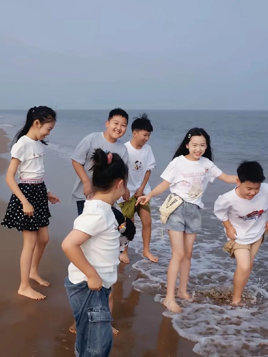 董璇佟丽娅带娃海边游玩🥳小酒窝和朵朵玩得不亦乐乎！看场景是秦皇岛阿那亚，董璇在