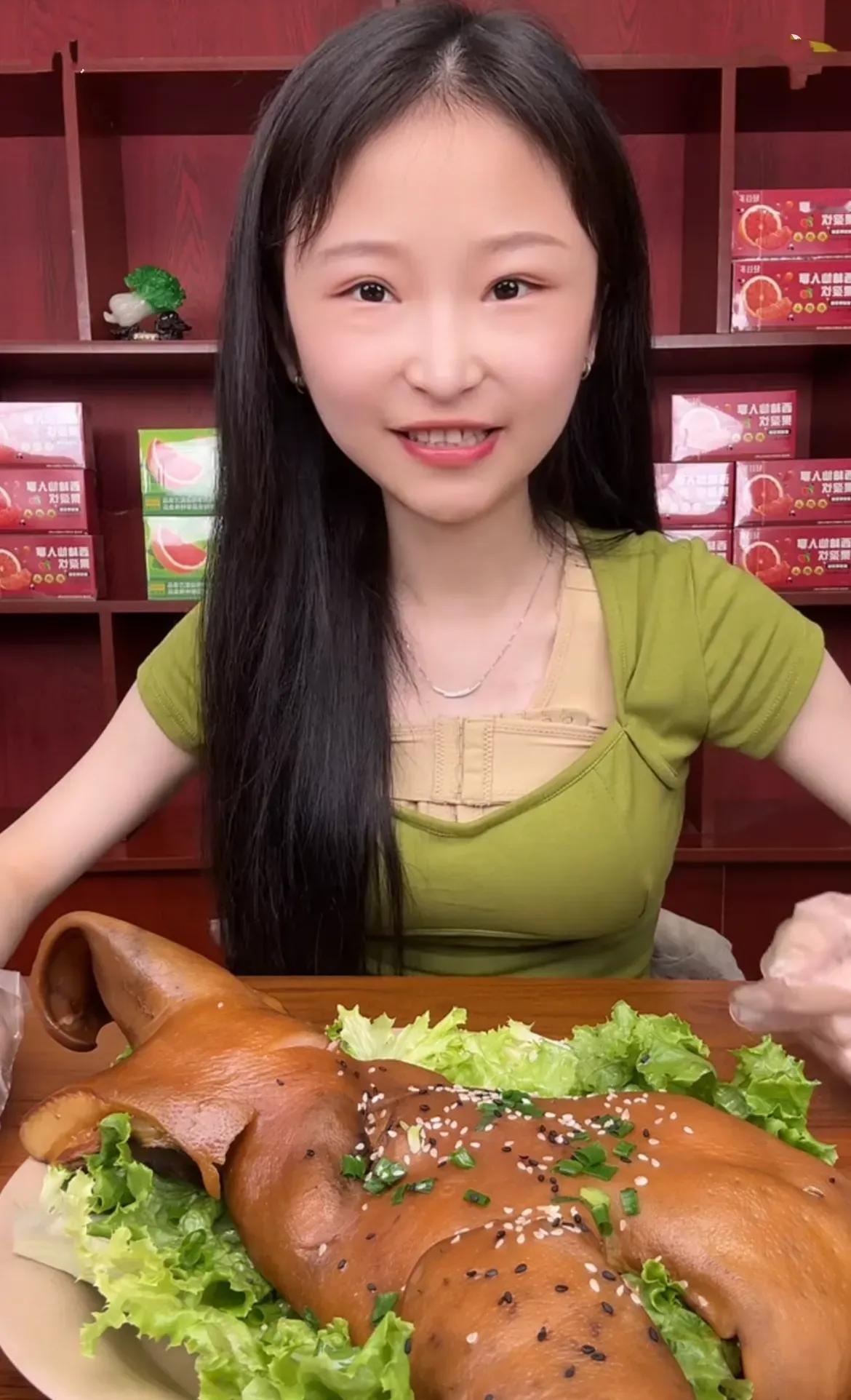手上还留着出院的输液针孔，她对着镜头劝旁人保重身体，自己却没能守住性命。

明明