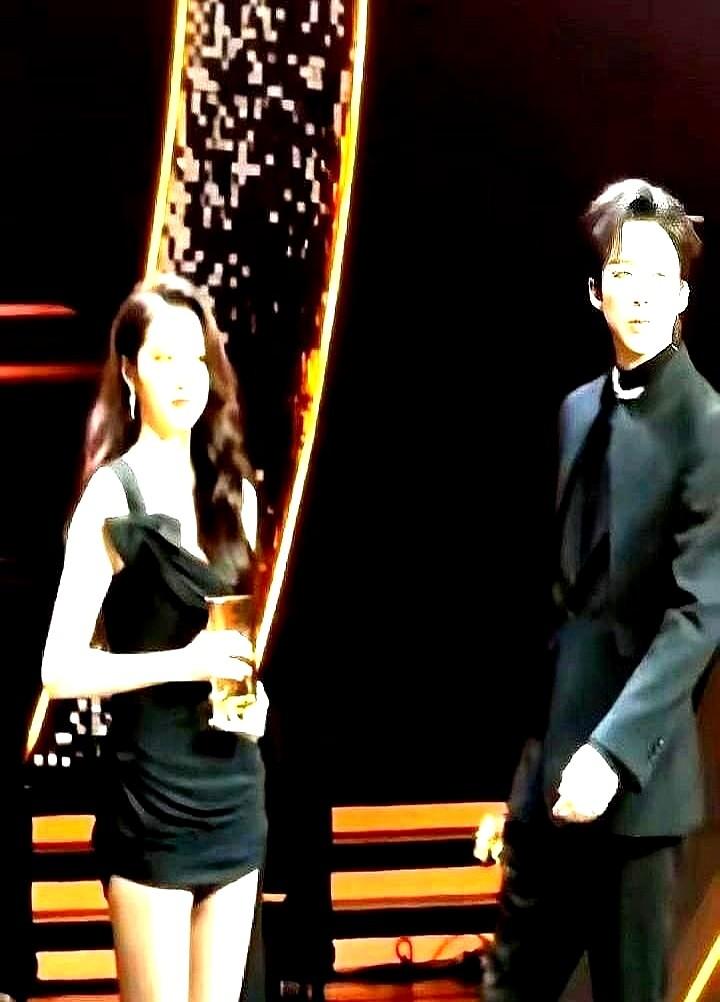 172cm的关晓彤，穿上高跟鞋，站在183cm的王安宇旁边，居然还矮了半头。
