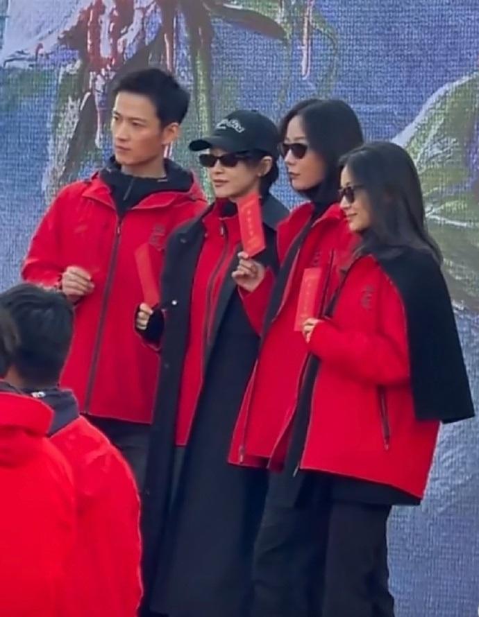 今天宋茜和王珞丹还有王子文一起出席新剧开机仪式，三位美女一起比美，美不胜收。
