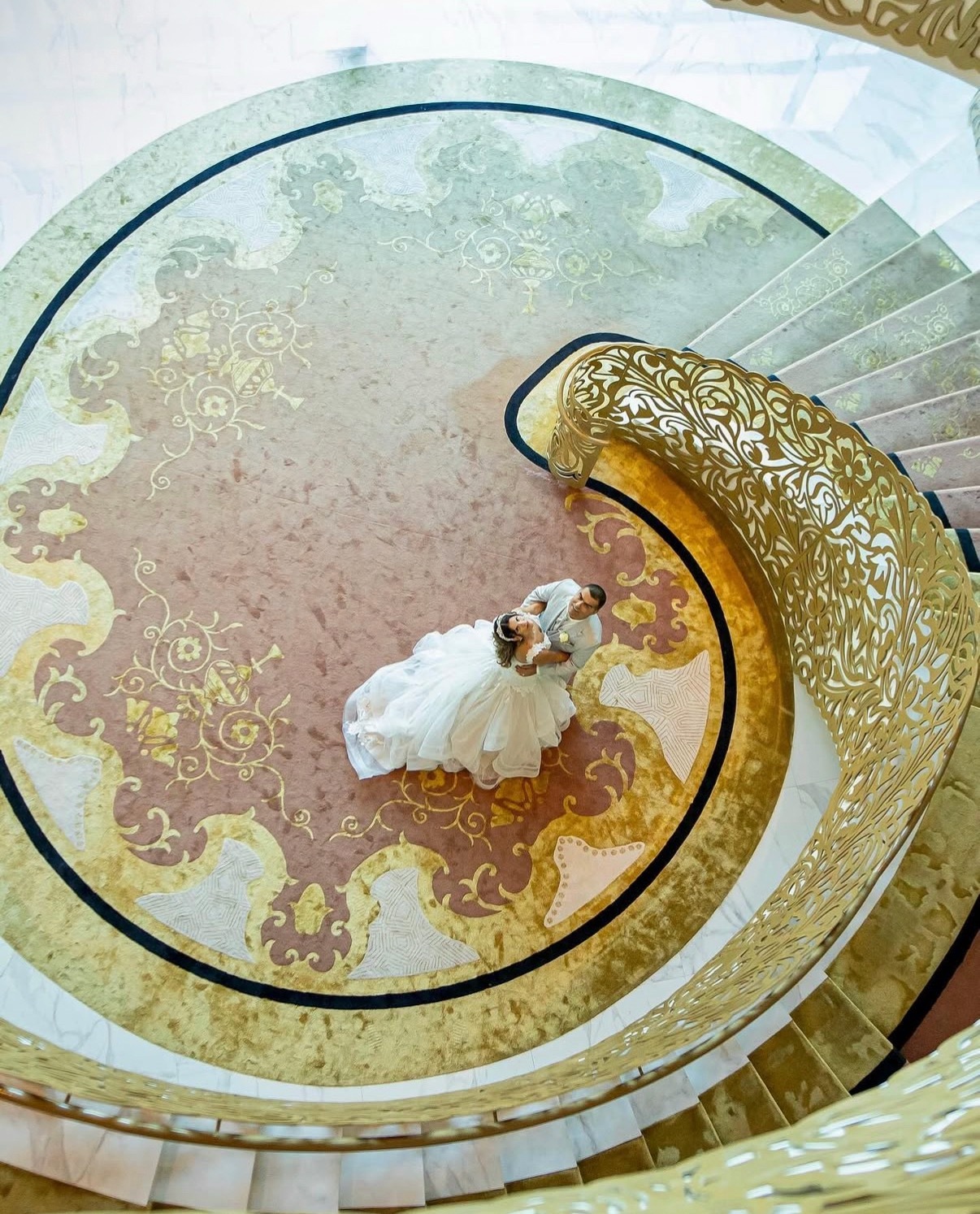 罗的婚纱照会不会也拍这种