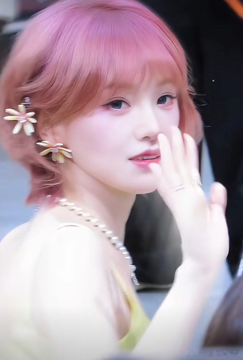 黄灿灿回眸一笑女王👑黄灿灿 发腮受益者黄灿灿