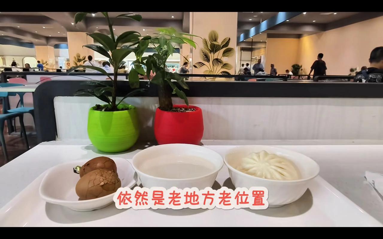 我会把废品整理成一箱，送给小区里较为困难的老人。原本这些废品是放在楼下楼道口的，