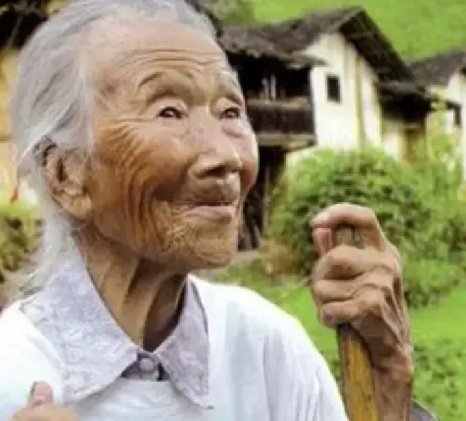1928年，18岁的池煜华和15岁的小丈夫圆了房，新婚才3天，丈夫就离家去打仗，