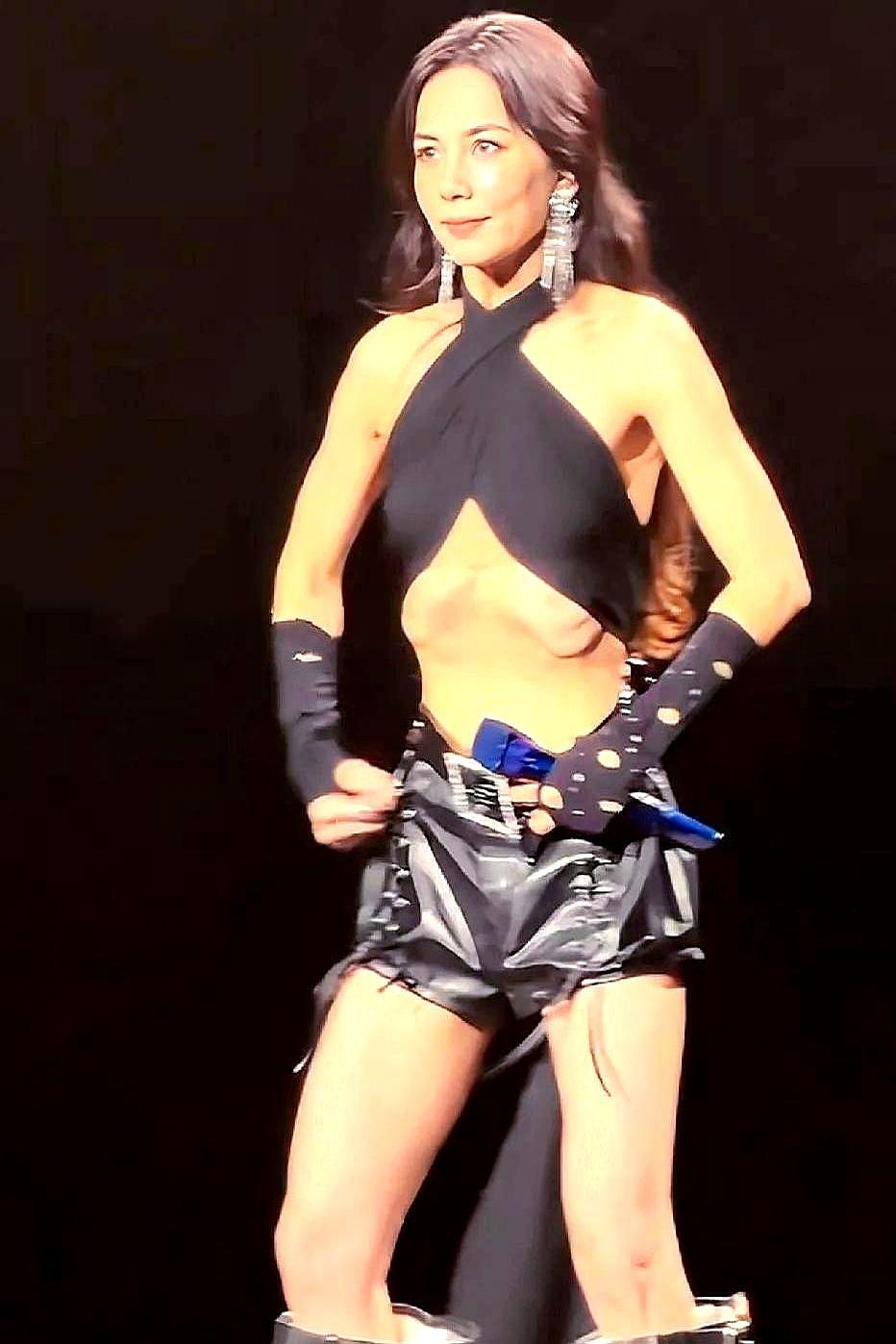 44岁生过娃的Ella，在西安演唱会上秀的真空腹，直接刷爆了全网。
 
安可环节