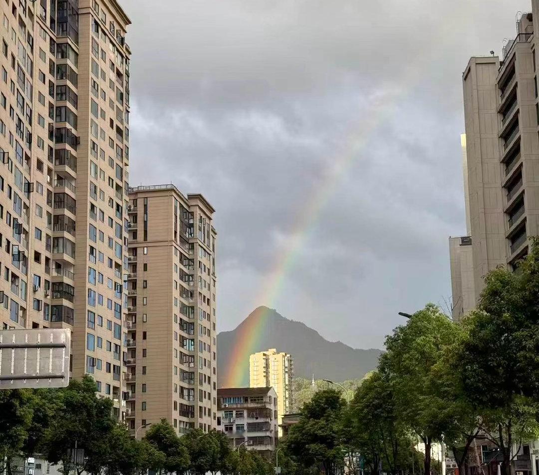 王俊凯[超话]  听说看见彩虹的人都会越来越幸运～[哇] ​​​