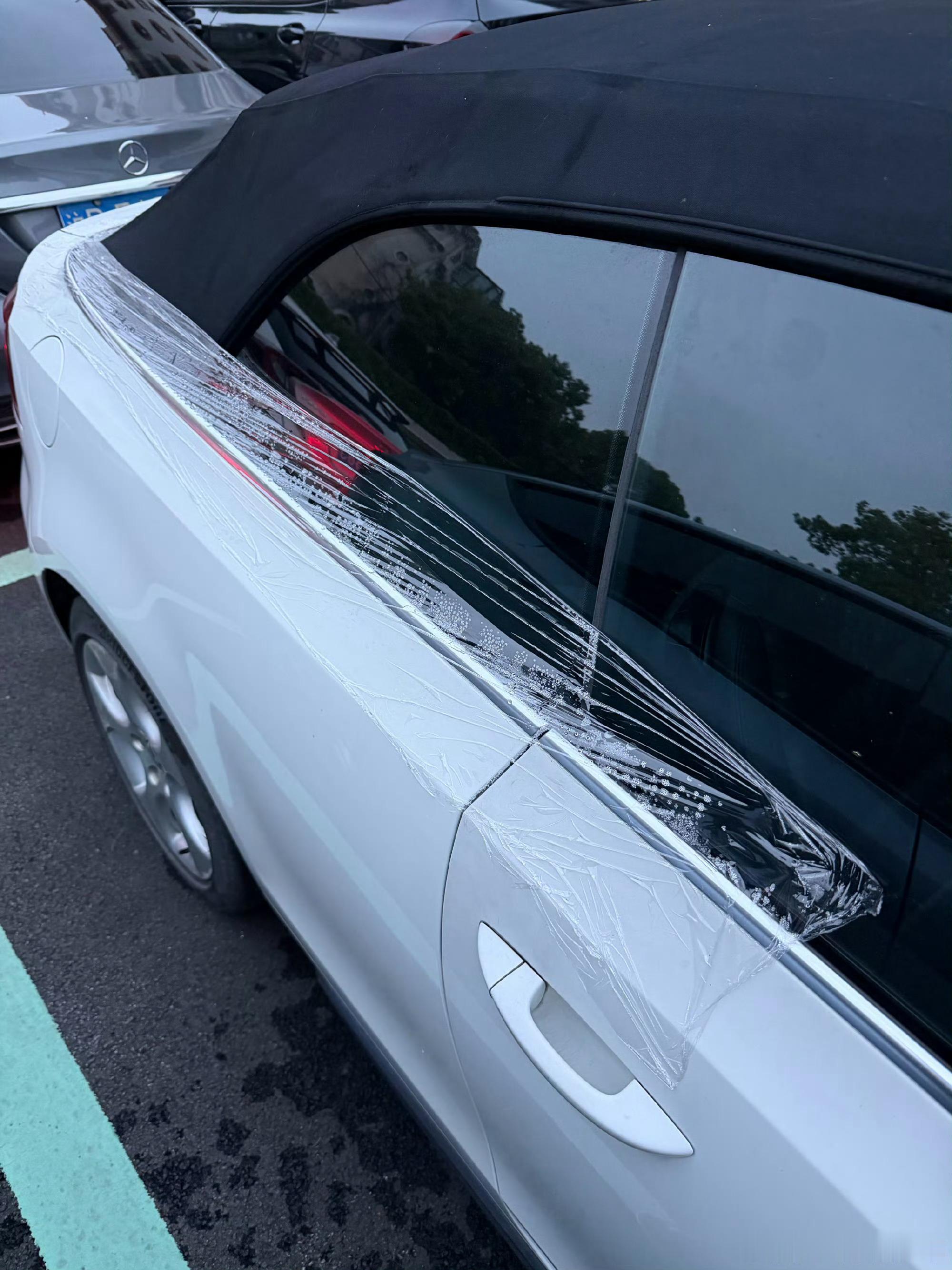 领居家的软顶敞篷年纪大了老化了，漏水，换总成太贵了车子残值都没顶棚总成贵了。现在