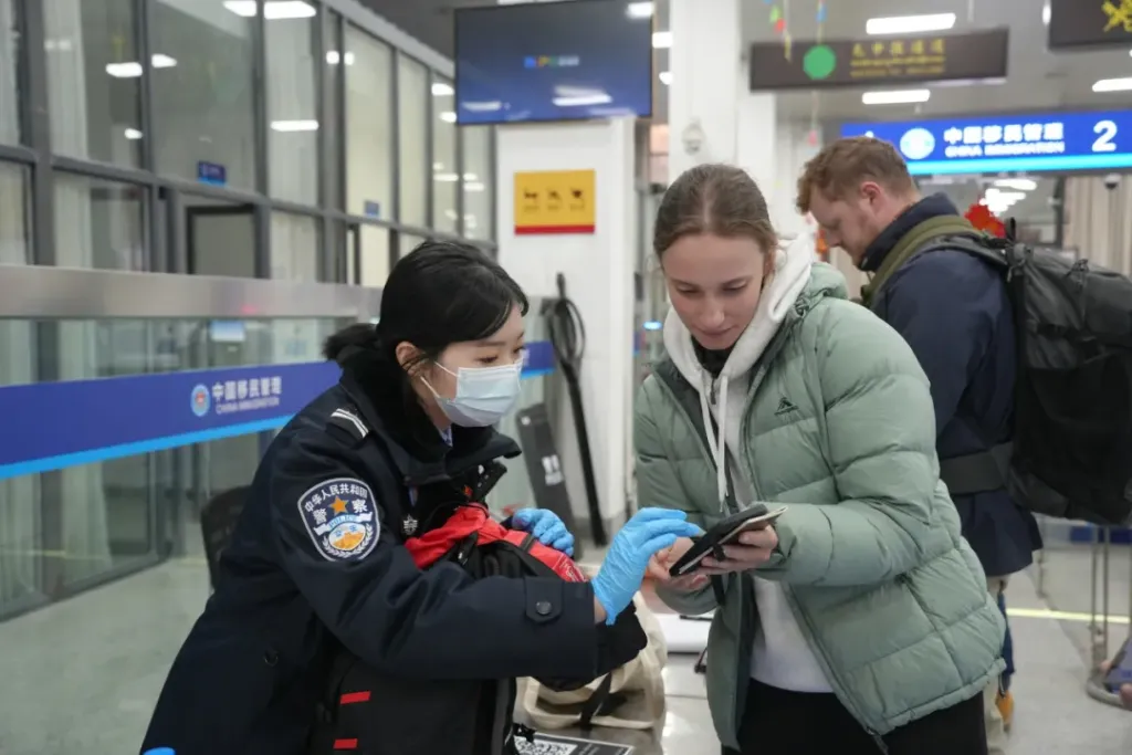 上外毕业后赴吉隆口岸工作的“小邬”警官，确认平安