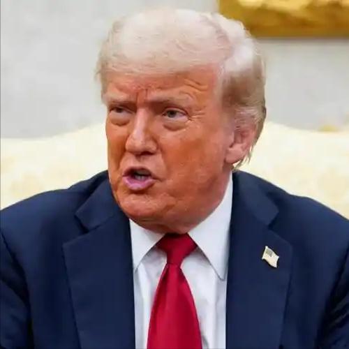 纽约时报今天报道：“特朗普本周表示，美国不仅想要中国学生，而且需要中国学生，并将