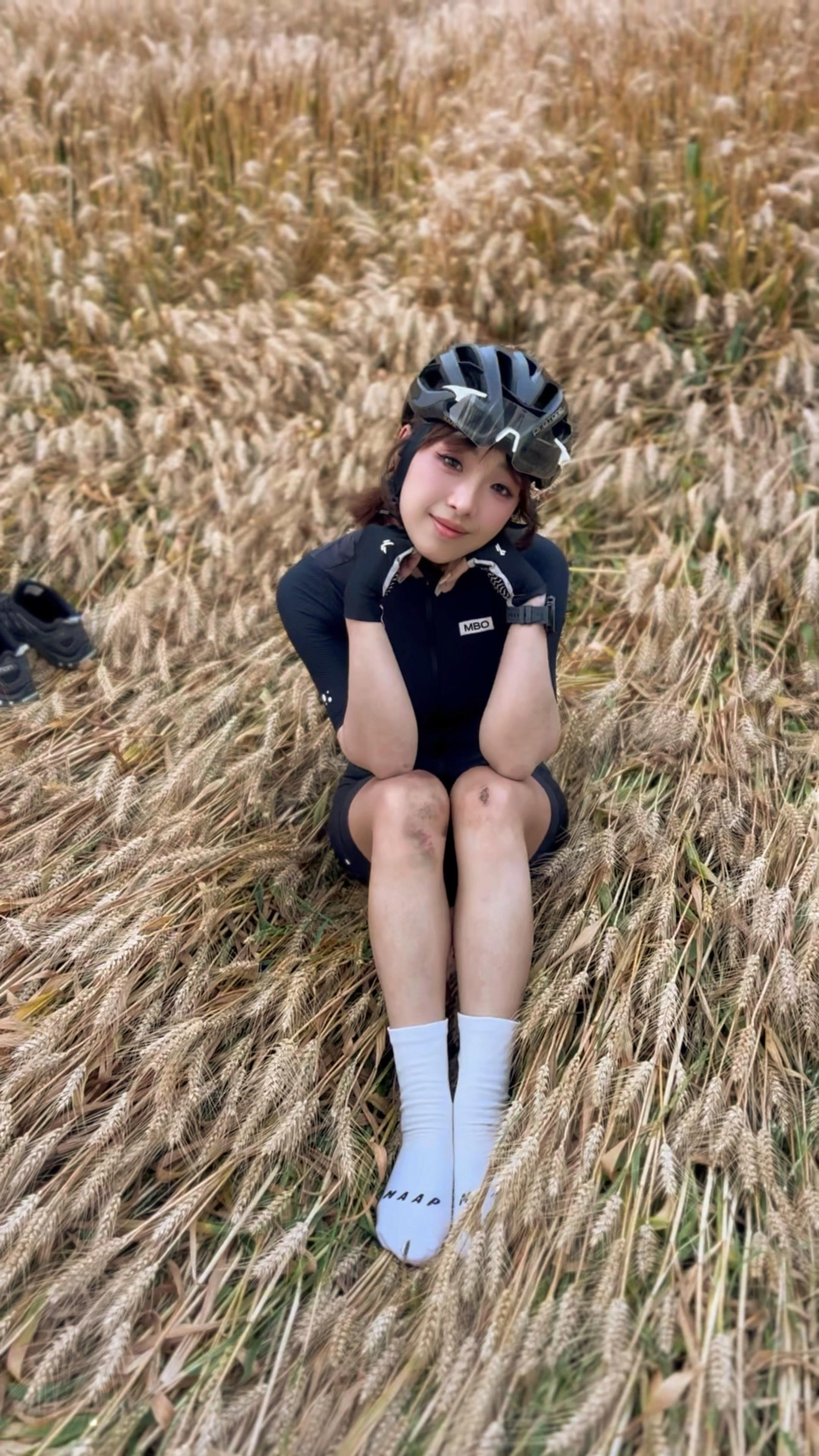 摔车了？没事爬起来拍个照，这叫专业 今天我是麦田里的守望者  🎀  ...