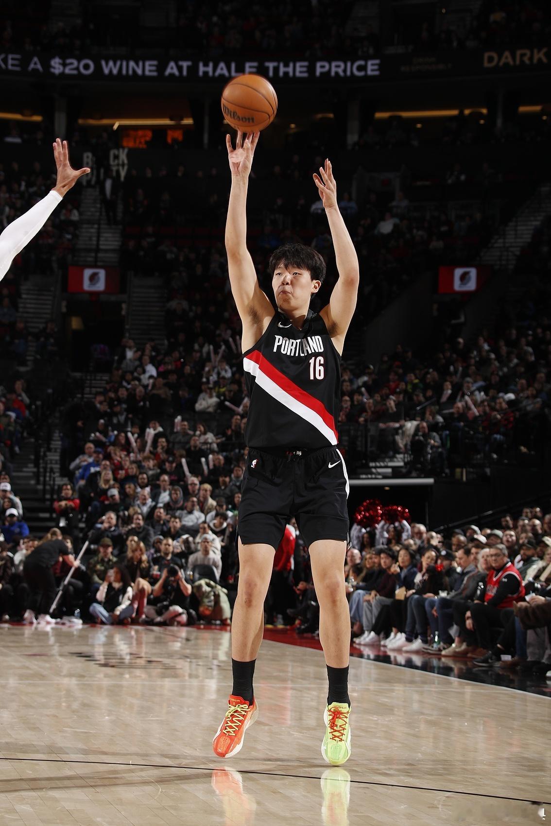 杨瀚森赛季至今三分球19投2中，三分原本是进入NBA的卖点，结果投成这样，问题到