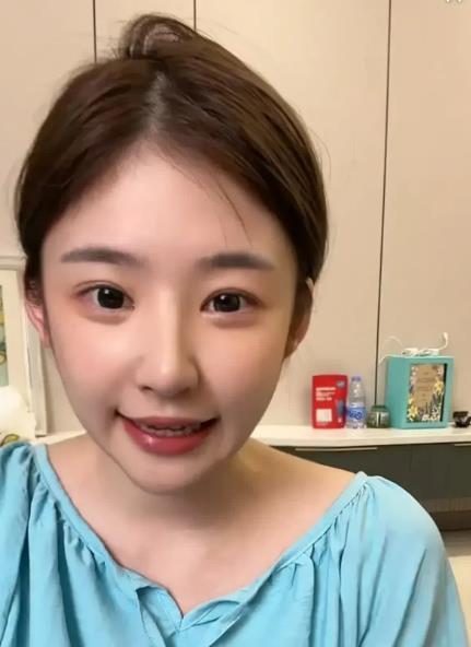 黄一鸣说阿姨被误会了 已经上岸的“捞姐”黄一鸣再直播谈论阿姨虐待女儿闪闪一事，称