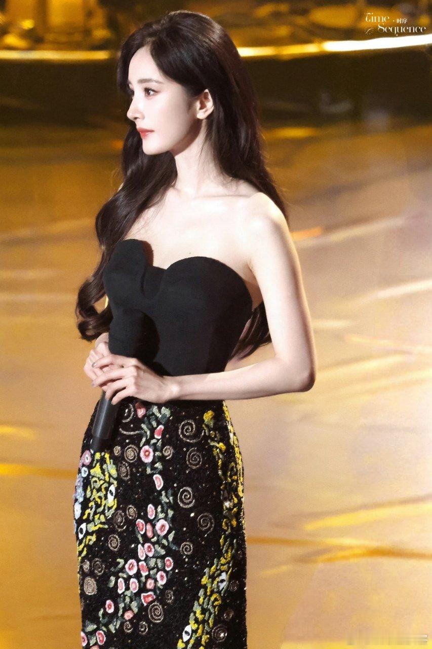 杨幂去了精品之夜 虽然Elle红毯未见身影，但精品之夜的亮相同样瞩目！裹得严实也