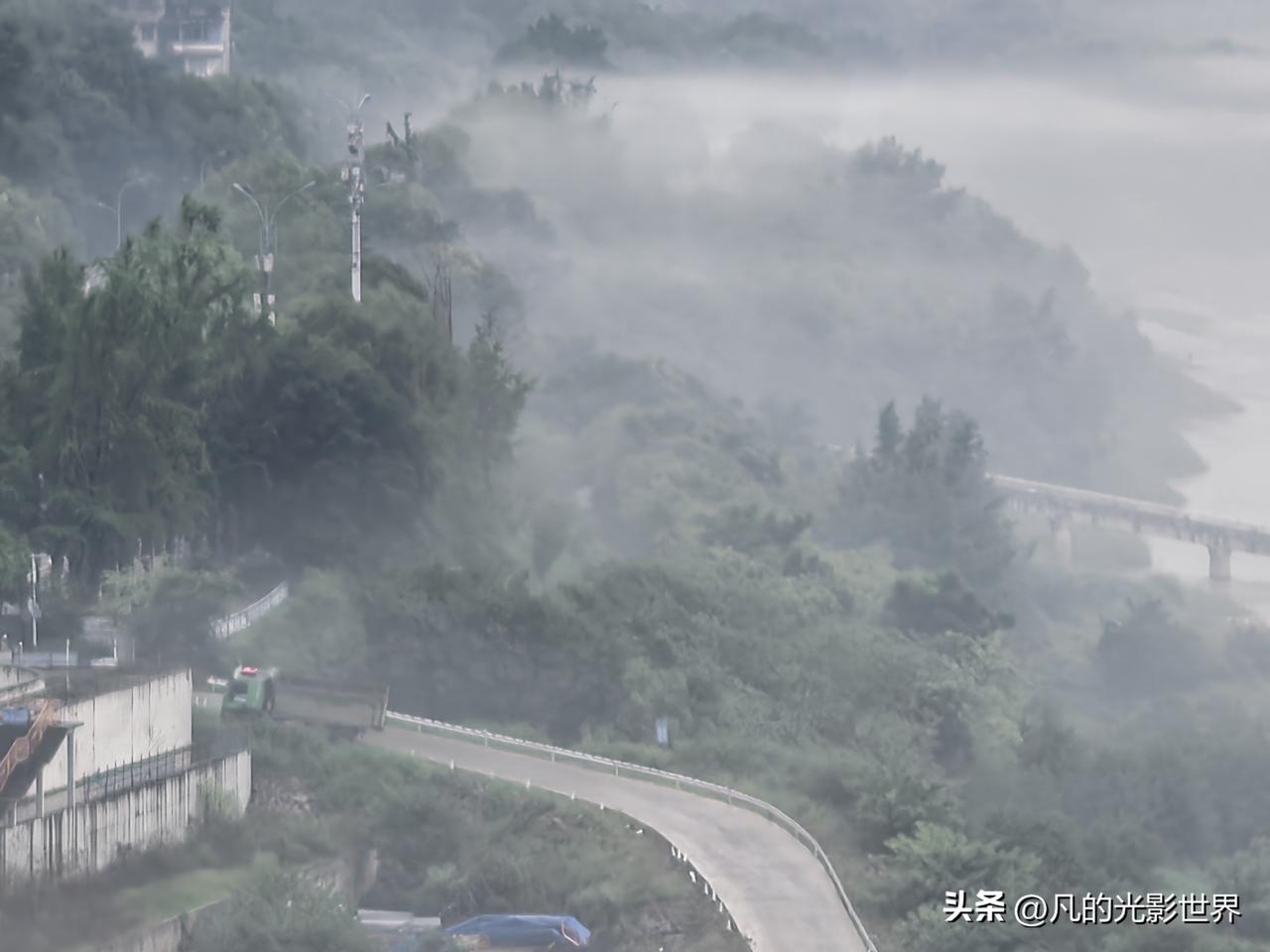 6月28日重庆城的雾，那简直绝了，真就跟一幅水墨画似的！一推开窗一抬眼就被眼前的