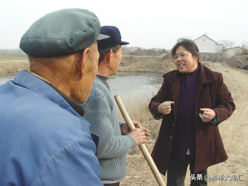 现在亲戚关系确实普遍变淡了。老话说“一代亲二代表，三代四代了”，以前农村人员流动