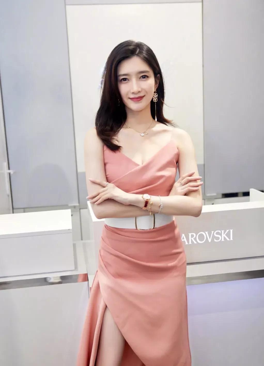 江疏影的名字很有诗意，正如诗里面写的那样，疏影横斜水清浅，暗香浮动月黄昏。能够起