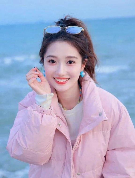 早春穿啥？短羽绒配阔腿裤
绝对是王炸组合！
今年这搭配超火
到处都能看到。
短款