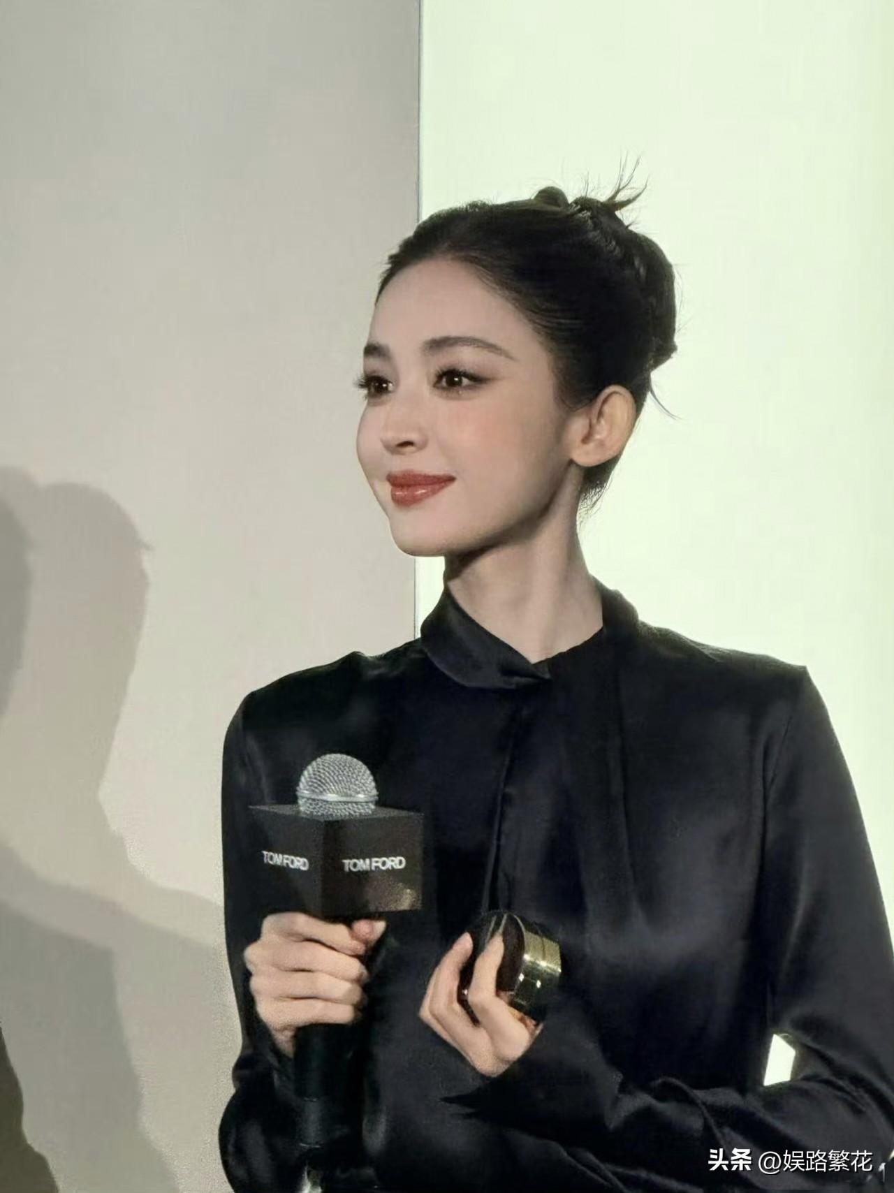 古力娜扎的美貌，真的是“建模级别”！

3月29日，她以TOM FORD BEA