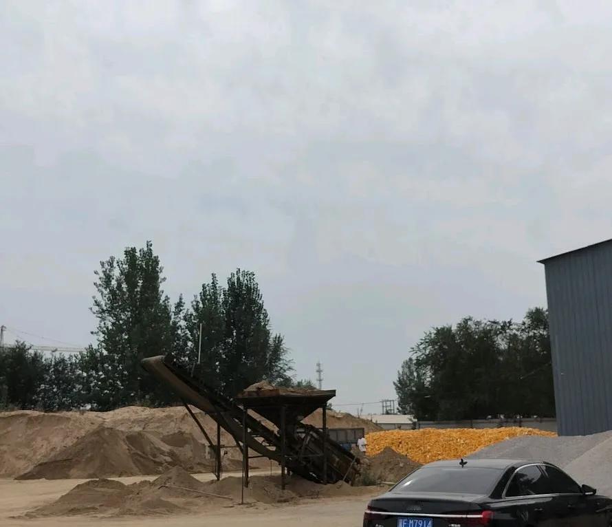 今天帮弟弟家来收割玉米了，昨天就预订好了，
弟妹知道我们放假，
然后给我们打电话