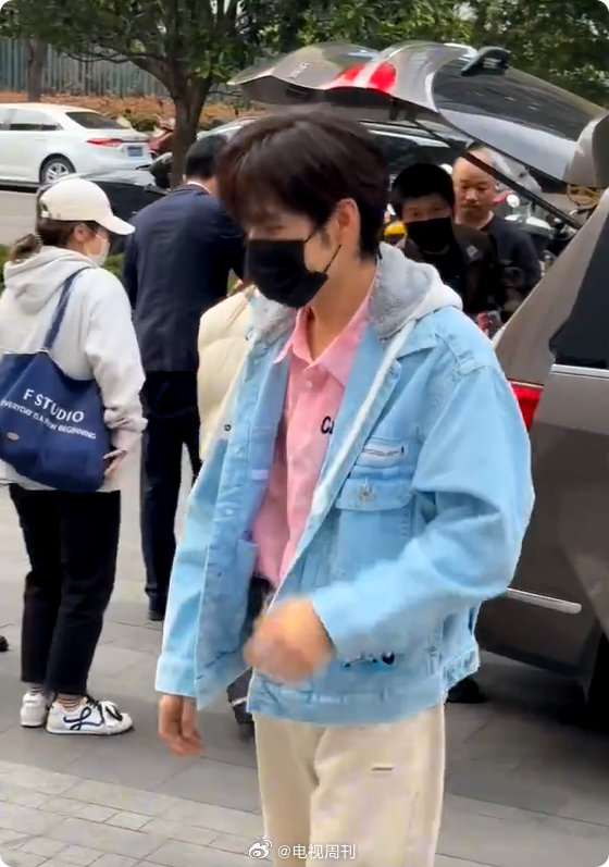 张颜齐不语只是一味打招呼张颜齐的嘴怎么了救命！看到张颜齐只顾打招呼不说话，我心里