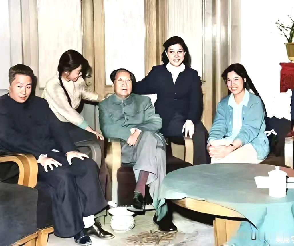 1962年，毛主席和孩子们的合影，刘思齐坐在伟人身边，看起来比亲女儿还亲。
