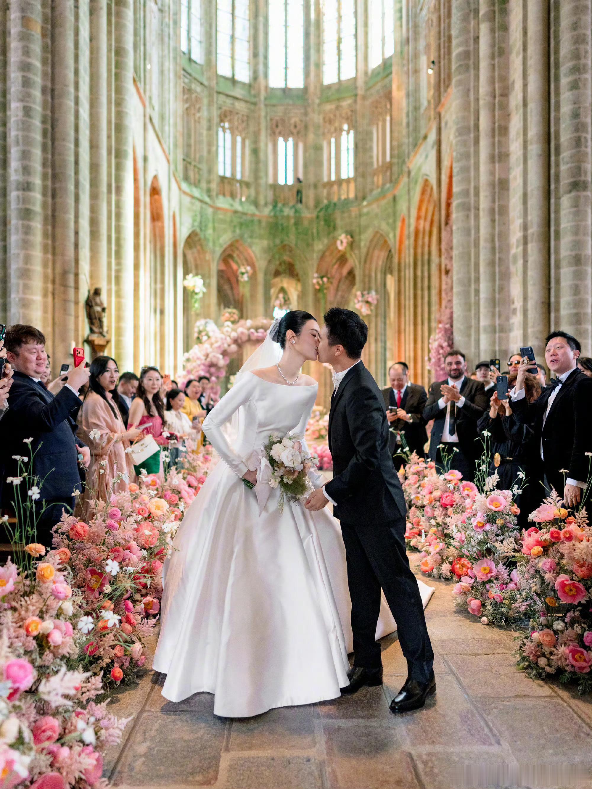 奚梦瑶晒婚礼照片奚梦瑶何猷君婚礼比伯同款摄影师祝幸福两个小天使都这么大了 