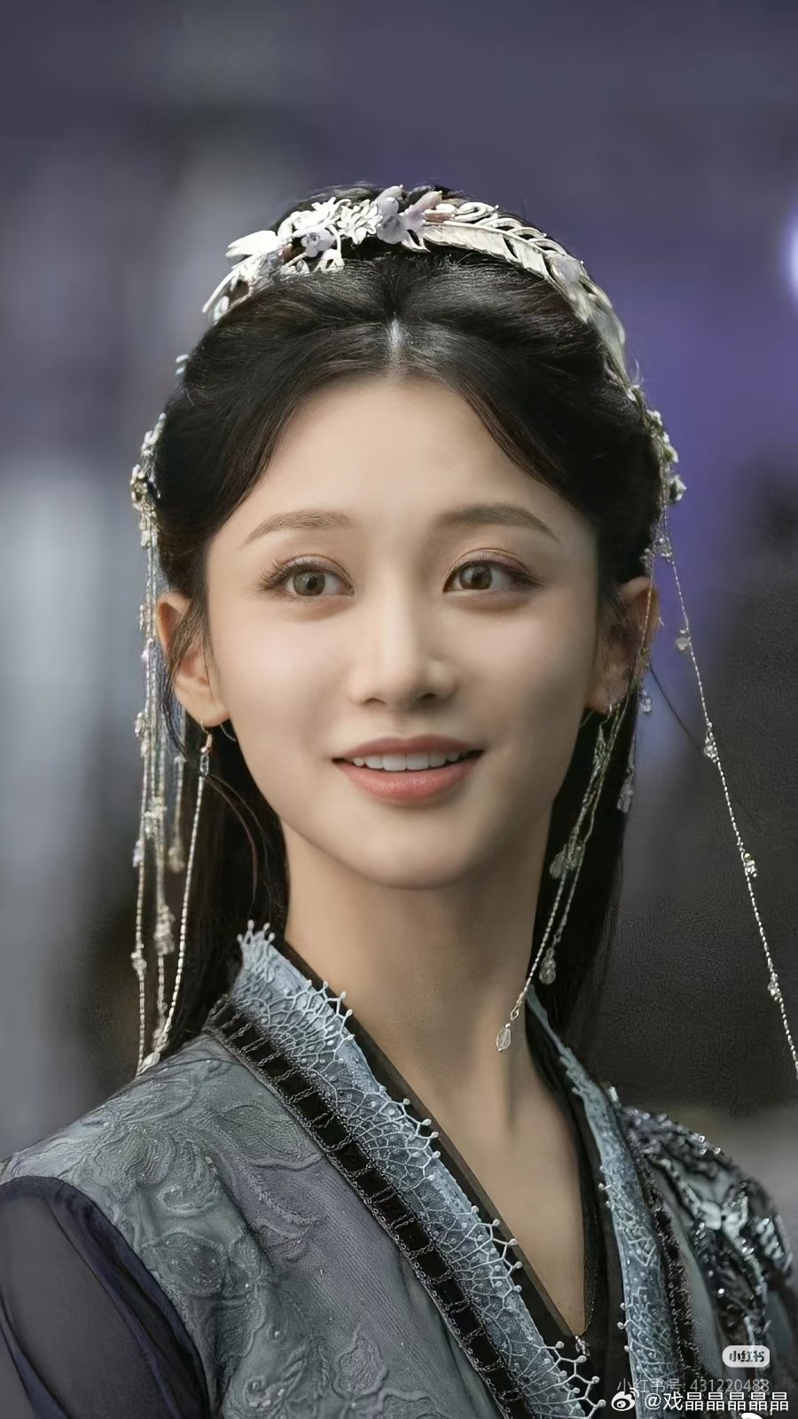 何宣林上台前是学生蒋龙送考她是《星落凝成糖》的青葵，资源很差，后面演短剧去了。 