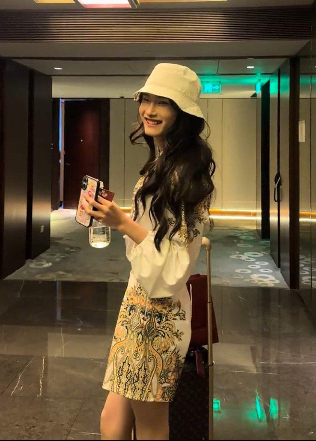 偶遇陀枪师姐，笑容真的美！都是姐妹。 