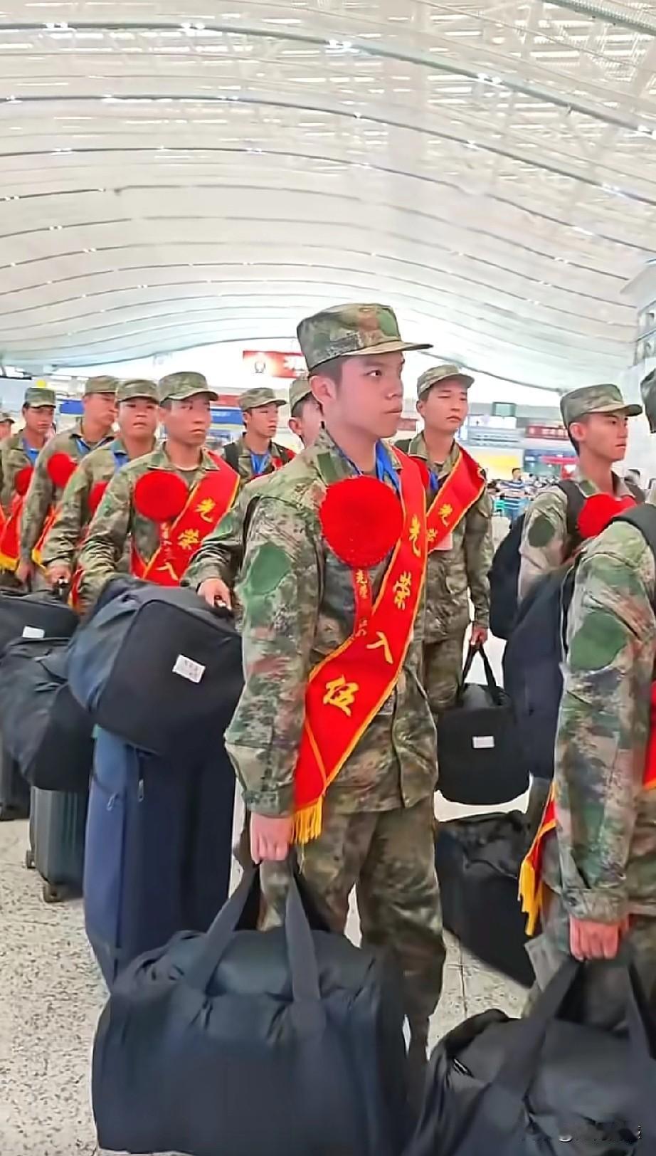 看到这样的画面，心中热血沸腾，因为画面中的这些人，无论是过去，还是现在，还是将来