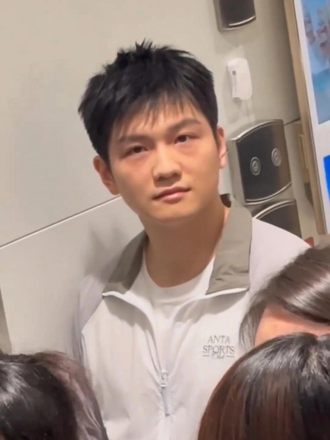 他真的会不由自主的笑意，娇羞但是东哥很聪明的，磨练出来了！
怎么还害羞了呢？看到