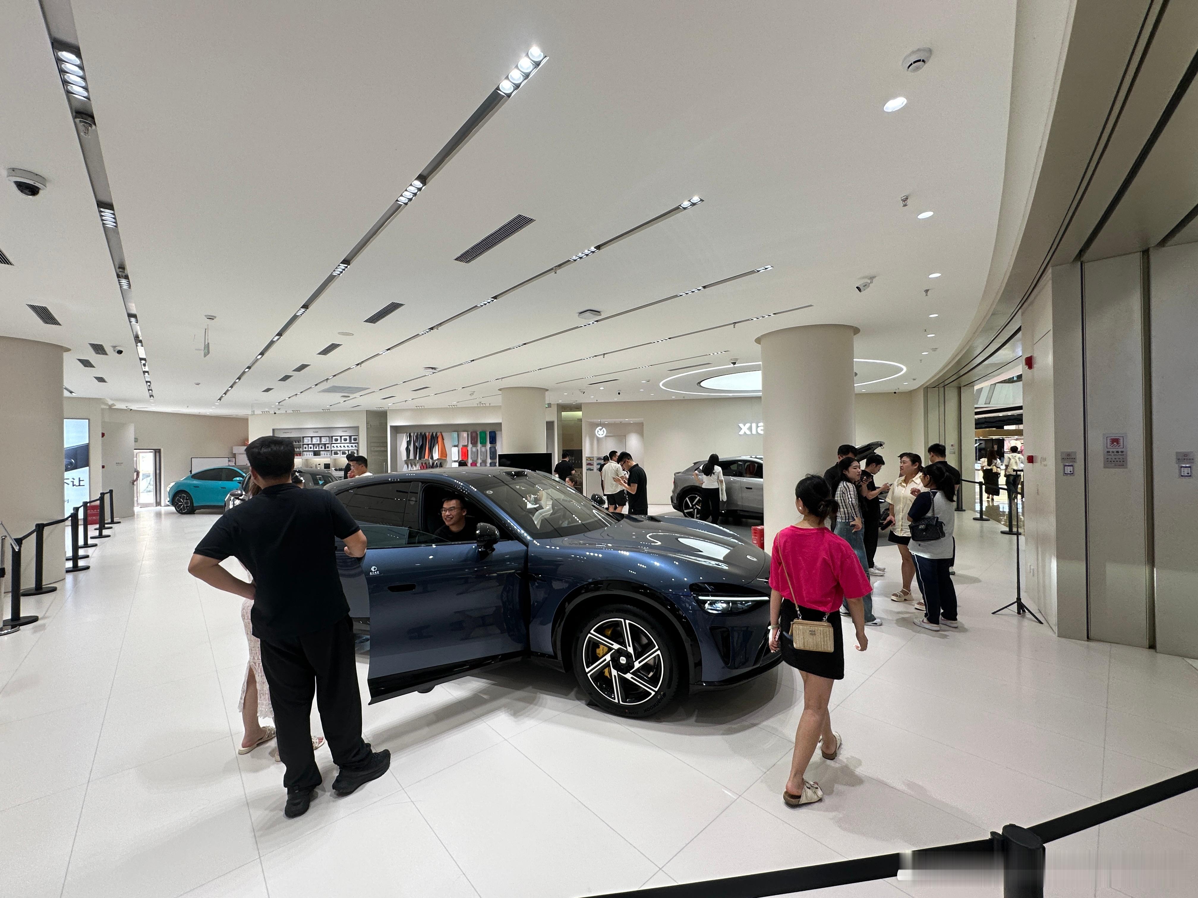 来到咱们德阳的小米门店，上午10点的人气也挺多的，都是来看小米YU7的！据说上市