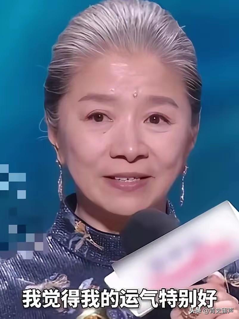 有没有发现，
迟蓬有点不对劲，
别人获奖都是喜极而泣，可她倒好，获奖后没有激动落