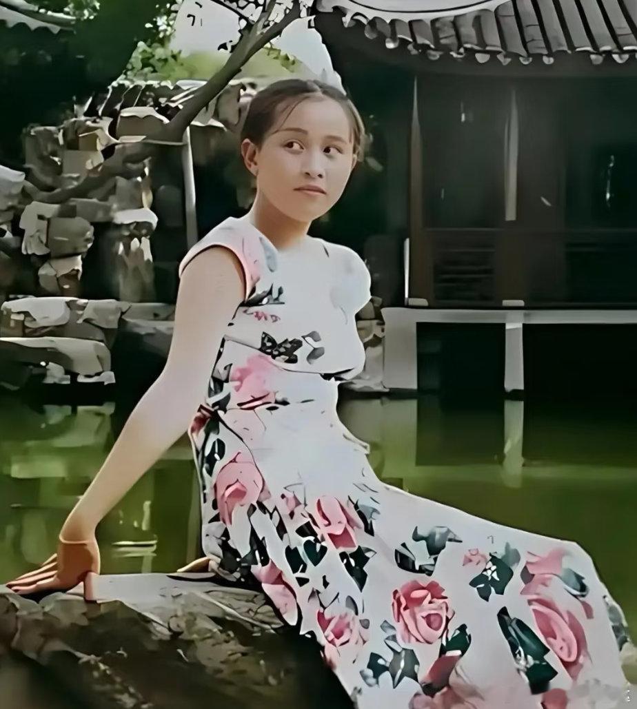 1980年，还在苏州读中学的15岁刘嘉玲的照片，她穿着绣花连衣裙，眉目清秀，已经