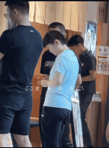 外出吃饭乖乖排队选餐的莎莎是有多可爱，翔哥，和德华，还有陪练，四个人一起出门吃饭