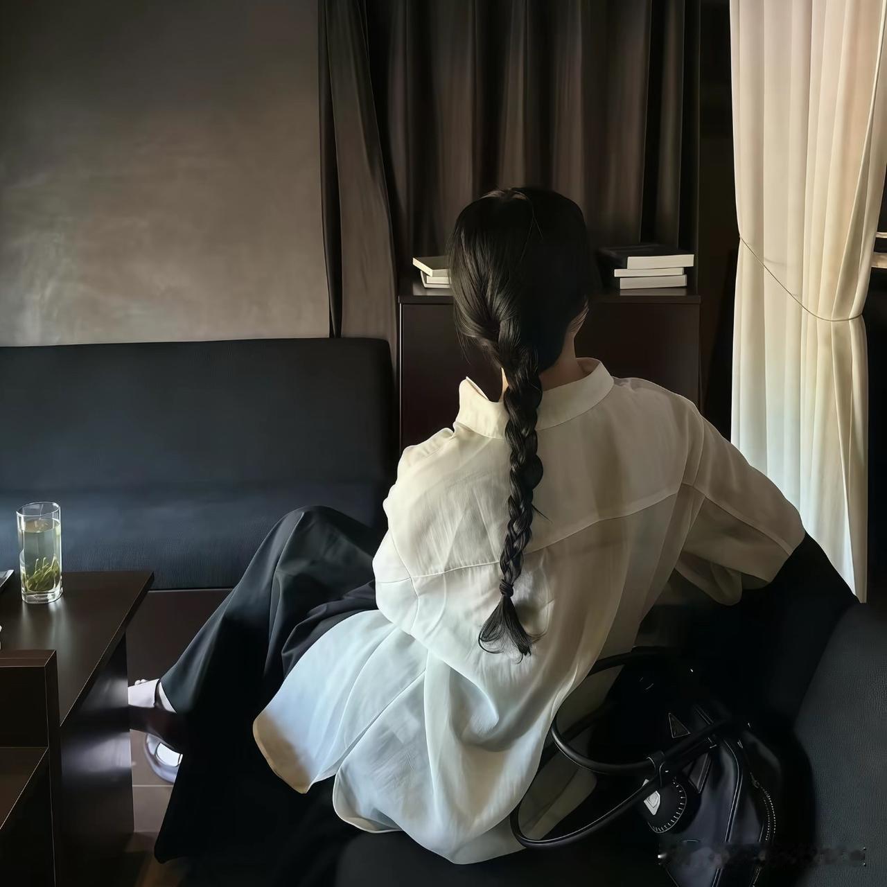 男人反省一下吧：

别怪你的老婆疑神疑鬼了，她为什么会这样呢？又是谁毁了她的信任