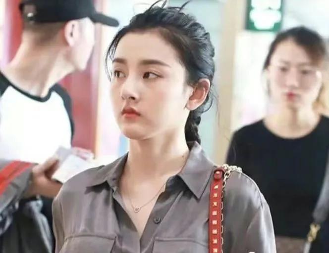 女演员宋祖儿，曝出“炸裂”大瓜！

8月31日，宋祖儿大清早就冲上热搜，原因是有