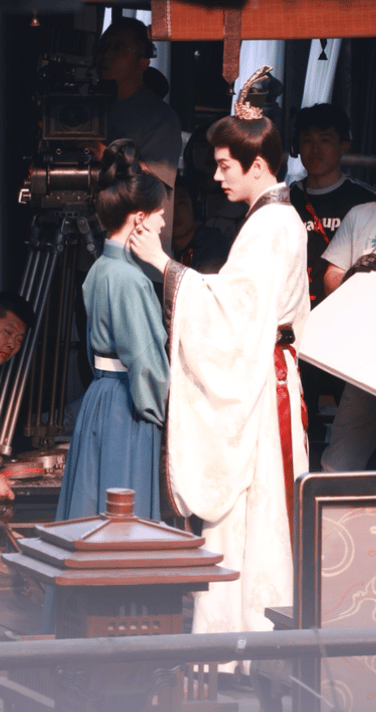 魏哲鸣凤不栖一开机就掐脖 谁看了不说一句绝！魏哲鸣在《凤不栖》路透里一身华服加身