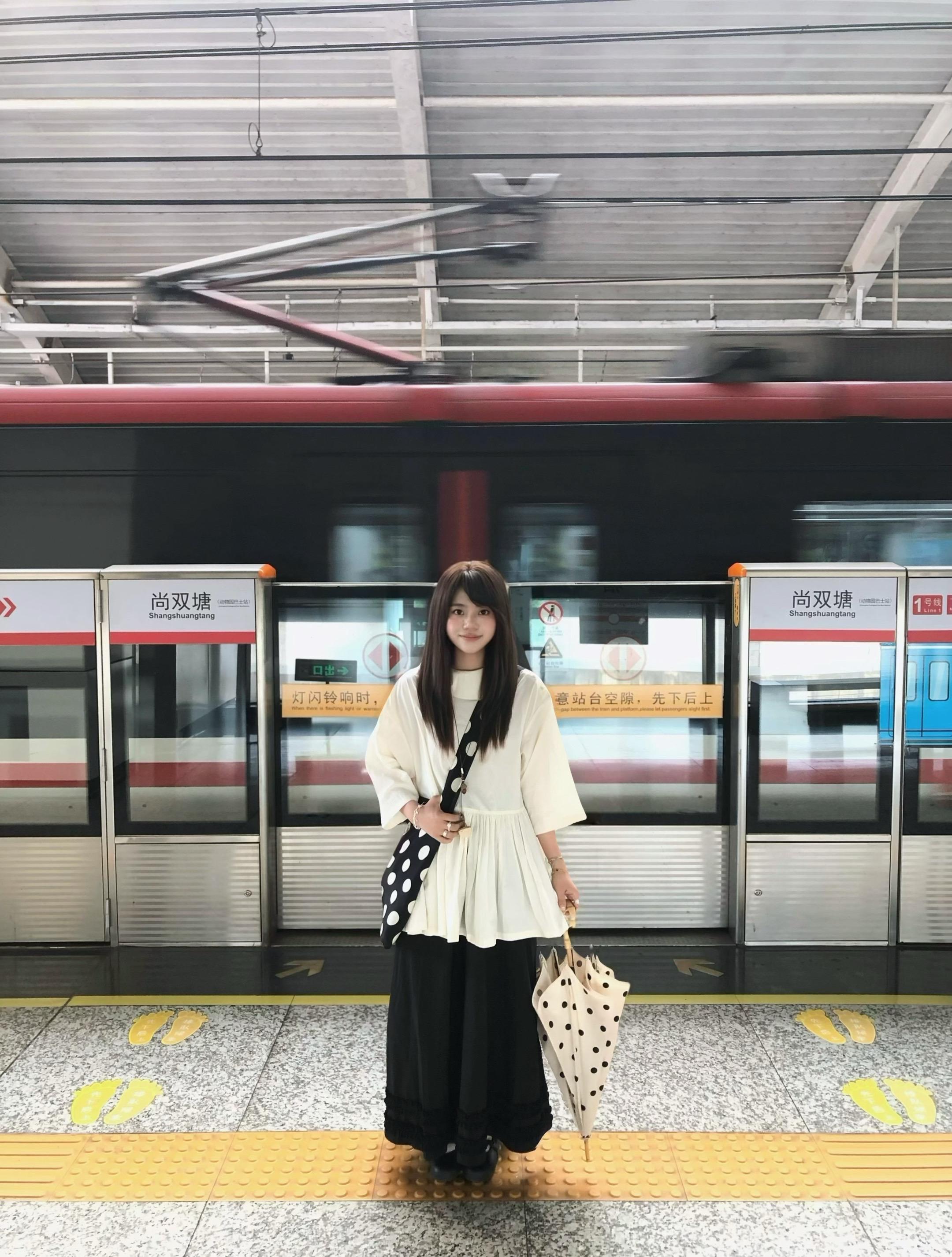 一周黑白日系穿搭合集▪️。附拍照地： 🏷图1 尚双塘地铁站🚉 🏷...