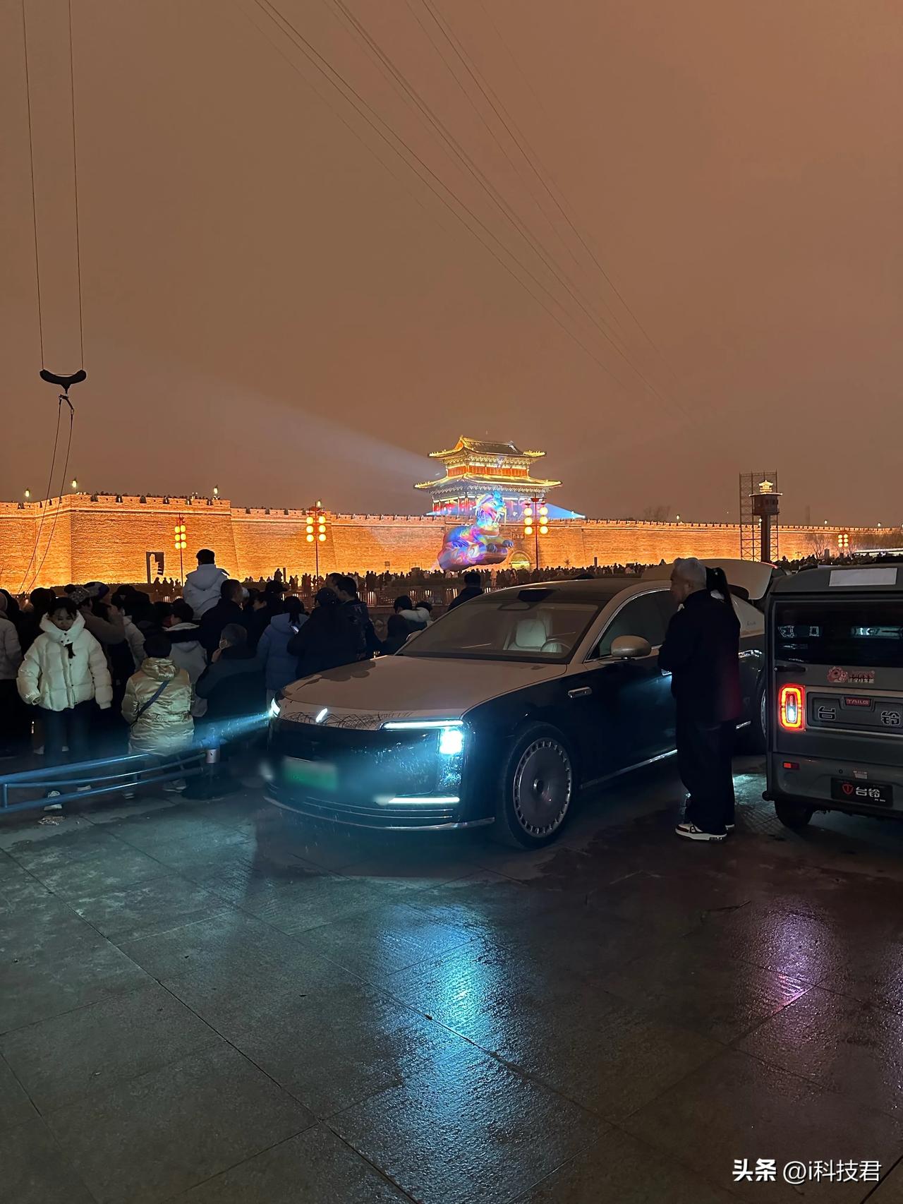 小地方能看到尊界S800，还是挺新鲜的[看]

行走的一套房