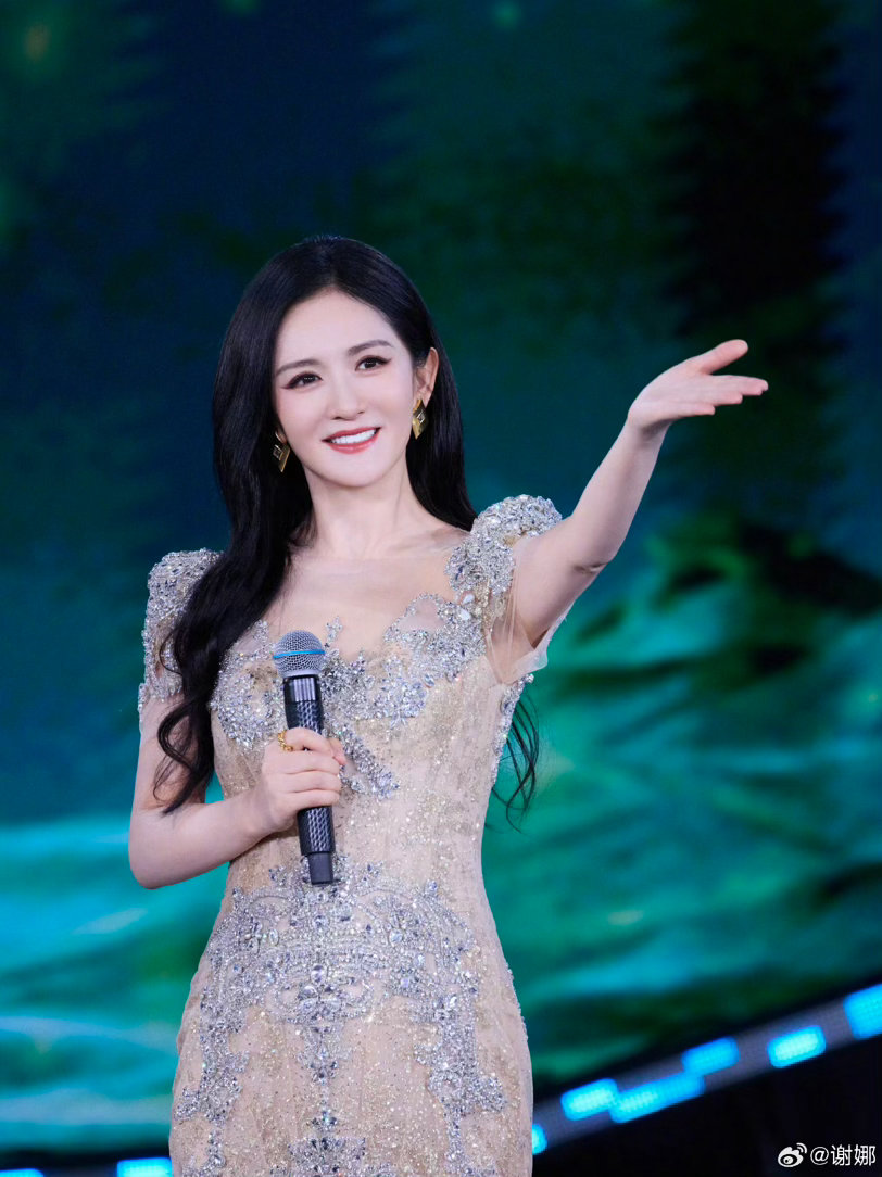 谢娜 真人秀直播是全新的尝试谢娜作为见证人全程按节目组调度主持，高强度神控场，娜