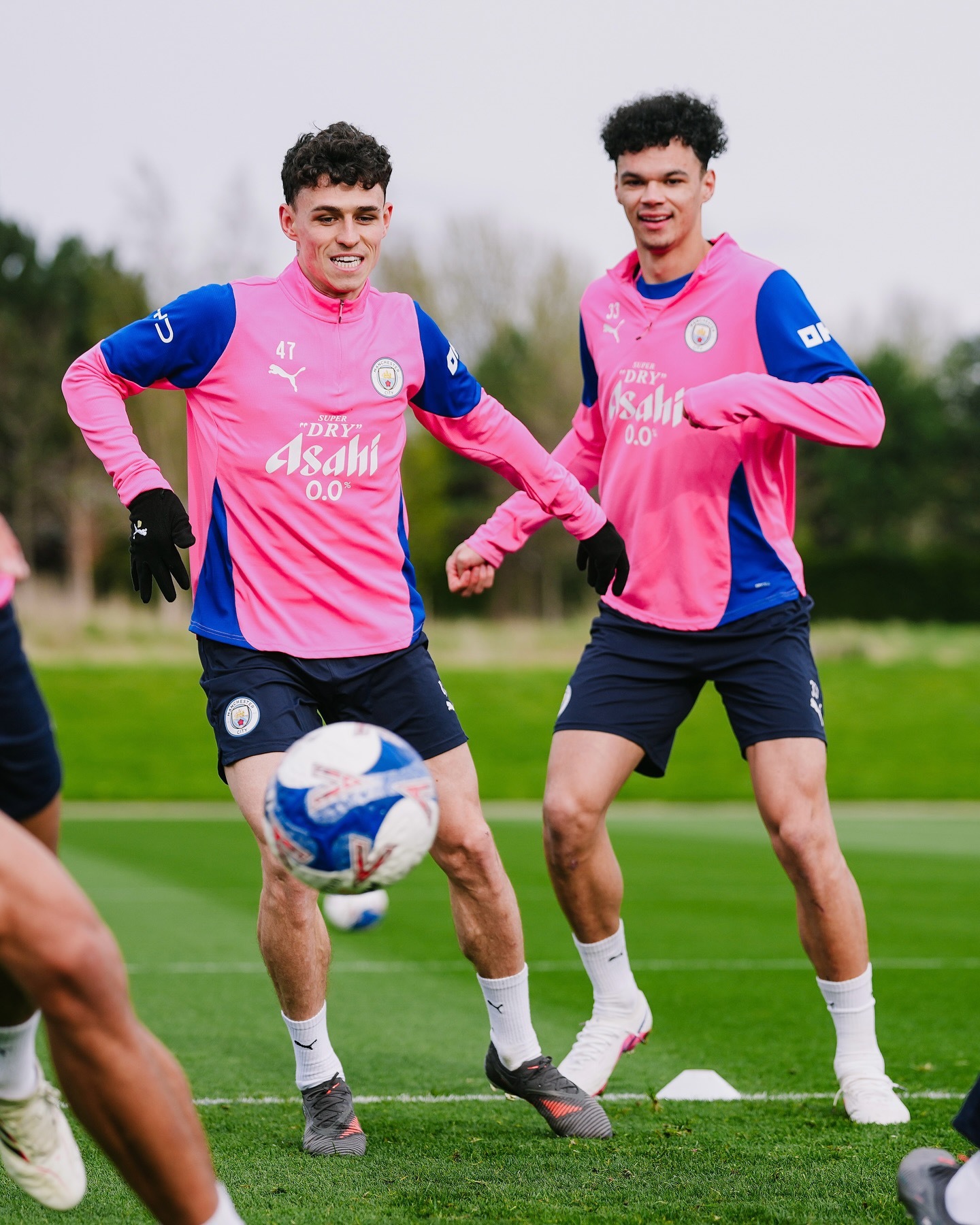 备战利物浦耳机后面那个模糊的身影应该是瓜