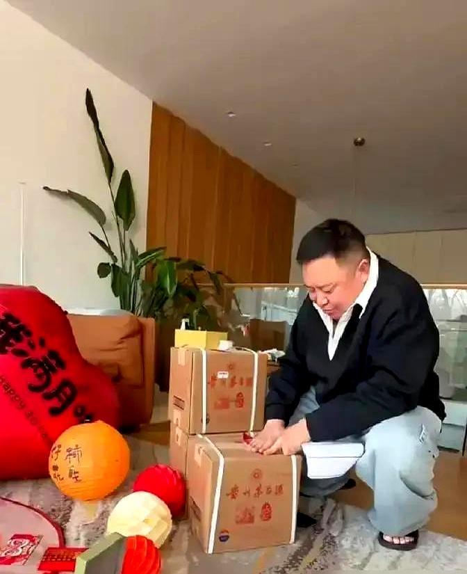 阎鹤祥女儿满月酒都摆了，郭麒麟这个“亲叔”，扭头刷手机才知道。都说他俩掰了，我看