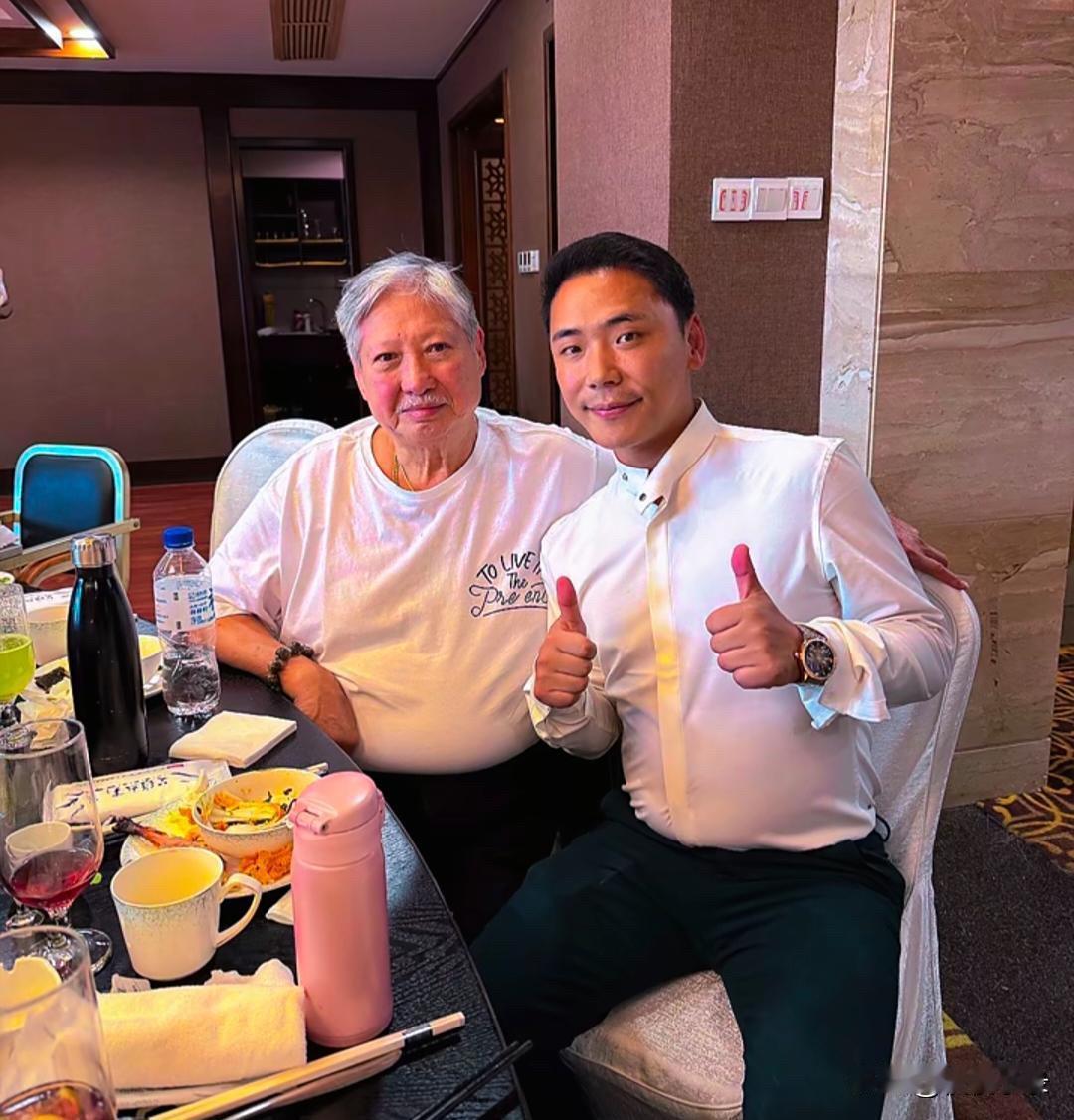 75岁洪金宝在云南一家酒店吃大餐，他的穿衣打扮低调朴素，一头白发苍苍，身形十分臃