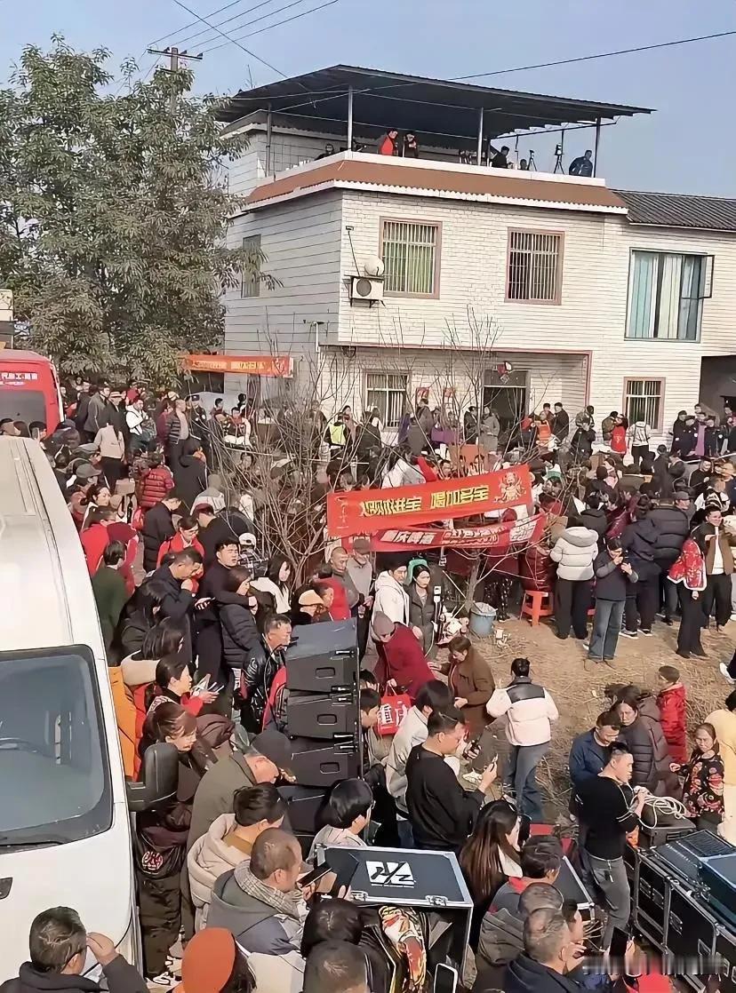 重庆合川呆呆家的杀猪宴可真是火出圈啦！女博主“呆呆”发消息找人帮忙杀猪、吃刨汤肉