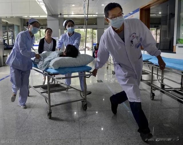 贵州贵阳，想用医院的担架要先交钱？男子送母亲去医院看急诊，可却得知担架已被私人承