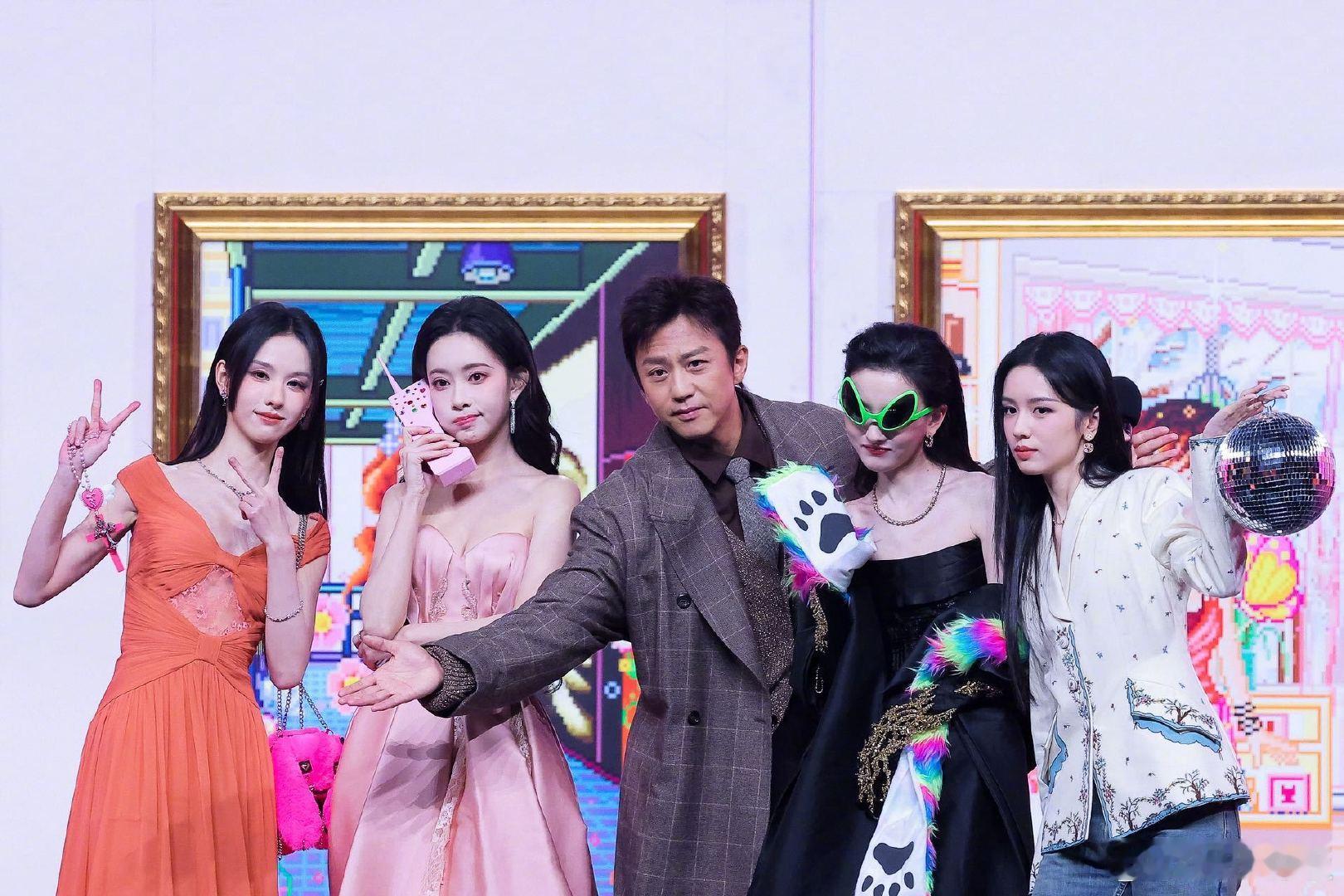 微博之夜 二刷 今晚20:33锁定北京卫视！错过微博之夜直播的朋友有福了！红毯造